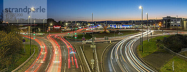 Blick auf die Wegbeleuchtung am Kreisverkehr Hornsbridge in der Abenddämmerung  Chesterfield  Derbyshire  England  Vereinigtes Königreich  Europa