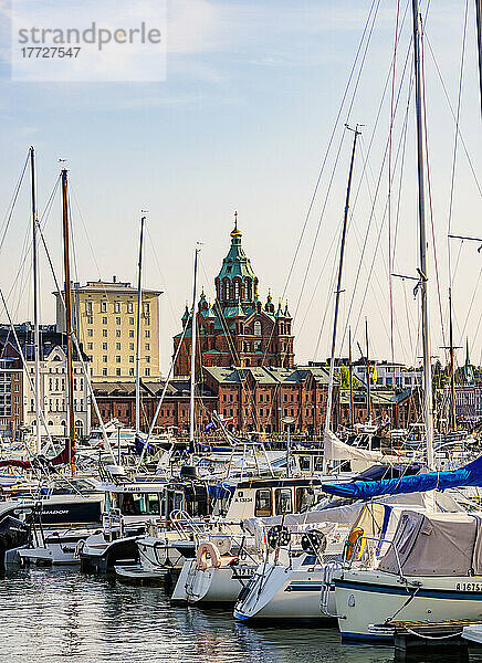 Blick über den Hafen Pohjoissatama in Richtung der Uspenski-Kathedrale  Helsinki  Kreis Uusimaa  Finnland  Europa