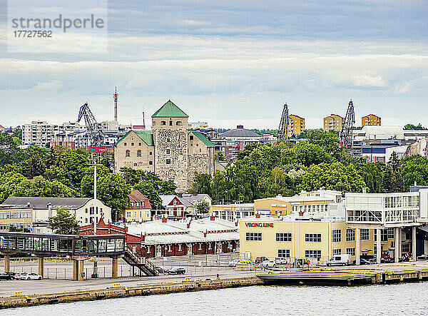 Blick über den Hafen auf die Burg  erhöhte Ansicht  Turku  Finnland  Europa