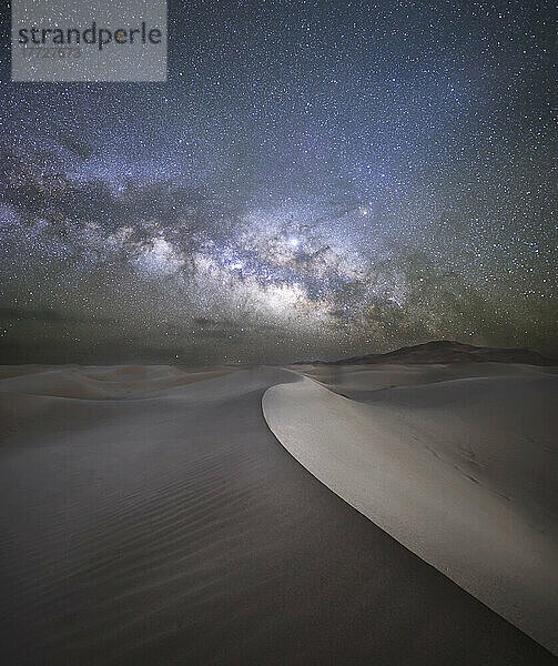Milchstraße schoss über Sanddünen der Sahara  Merzouga  Marokko  Nordafrika  Afrika