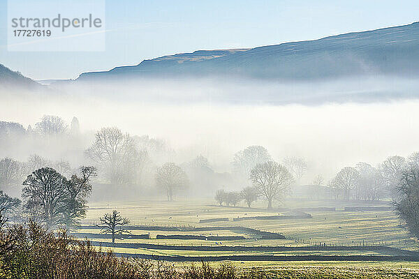 Wolkeninversion mitten im Winter im Dorf Buckden in Upper Wharfedale  Yorkshire Dales  Yorkshire  England  Vereinigtes Königreich  Europa