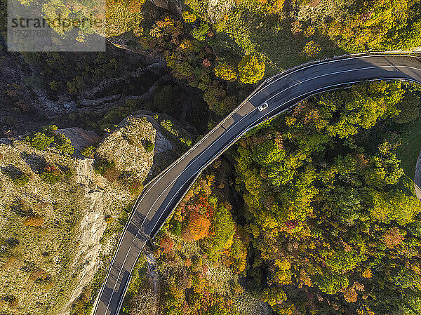 Luftaufnahme des Scheggia-Passes und der Brücke Ponte a Botte im Herbst  Scheggia  Apennin  Umbrien  Italien  Europa
