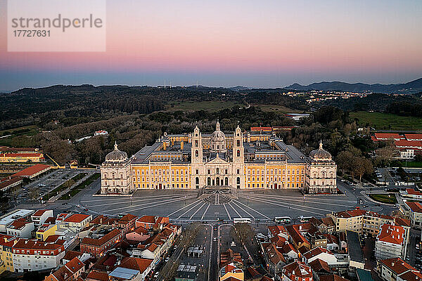 Stadtdrohnen-Luftaufnahme bei Sonnenuntergang mit ikonischem Palast  Mafra  Portugal  Europa