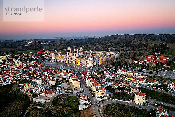 Stadtdrohnen-Luftaufnahme bei Sonnenuntergang mit ikonischem Palast  Mafra  Portugal  Europa