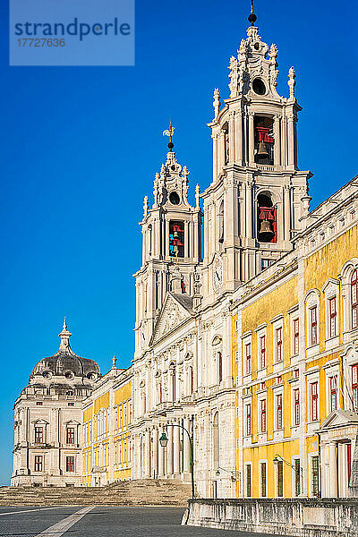 Eingang zum Mafra-Palast mit ikonischen Türmen und Glocken  Mafra  Portugal  Europa