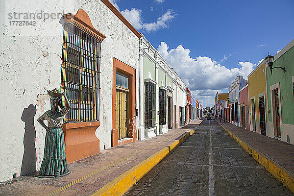 Statue einer einheimischen Frau  Calle 59  Altstadt  UNESCO-Weltkulturerbe  San Francisco de Campeche  Bundesstaat Campeche  Mexiko  Nordamerika