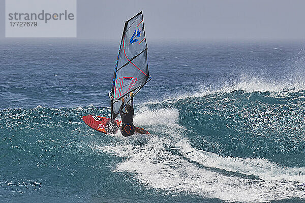 Windsurfen auf Atlantikwalzen in Ponta Preta  Südwestküste von Sal  Kapverdische Inseln  Atlantik  Afrika