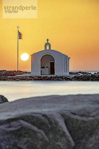 Sonnenaufgang über der berühmten Agios Nikolaos-Kirche und den Klippen  Georgioupolis  Insel Kreta  griechische Inseln  Griechenland  Europa