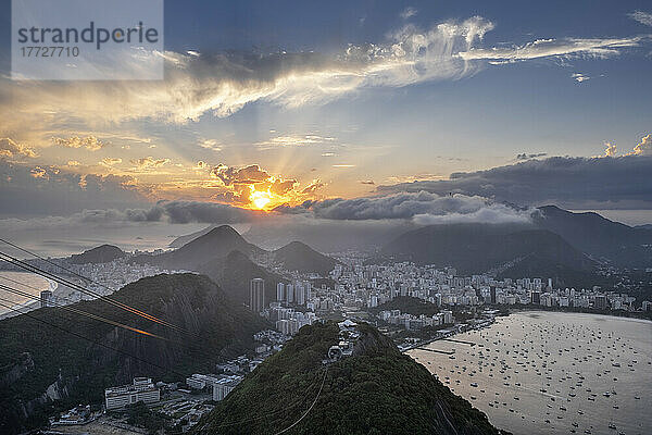 Sonnenuntergang über der Skyline der Stadt und den Bergen und Stränden von Rio vom Gipfel des Zuckerhuts  Rio de Janeiro  Brasilien  Südamerika