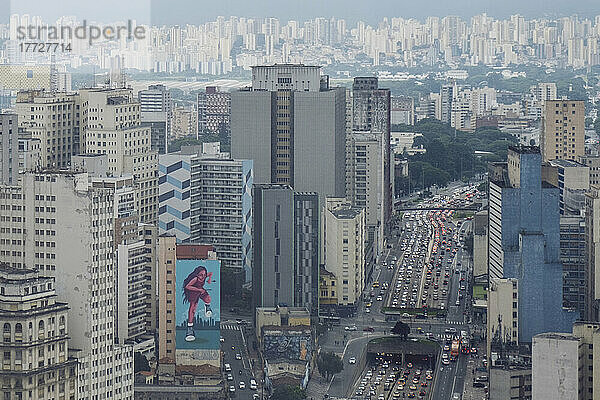 Erhöhter Blick auf die Wolkenkratzer der Innenstadt  starker Verkehr auf der Avenue Prestes Maia  Himmel in der Regenzeit  Sao Paulo  Brasilien  Südamerika