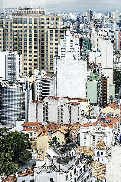 Erhöhter Blick auf portugiesische Kolonialgebäude und Wolkenkratzer im historischen Stadtzentrum von Sao Paulo  Sao Paulo  Brasilien  Südamerika