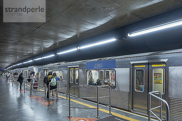 Innenraum einer U-Bahn-Station der Stadt-U-Bahn  Sao Paulo  Brasilien  Südamerika