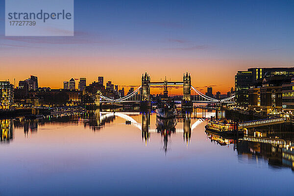 Tower Bridge  HMS Belfast und Spiegelungen in einer stillen Themse bei Sonnenaufgang  London  England  Vereinigtes Königreich  Europa