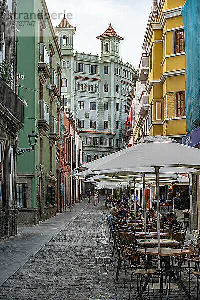 Blick auf Cafés und Restaurants in einer Seitenstraße in der Nähe des Columbus Square  Las Palmas  Gran Canaria  Kanarische Inseln  Spanien  Atlantik  Europa