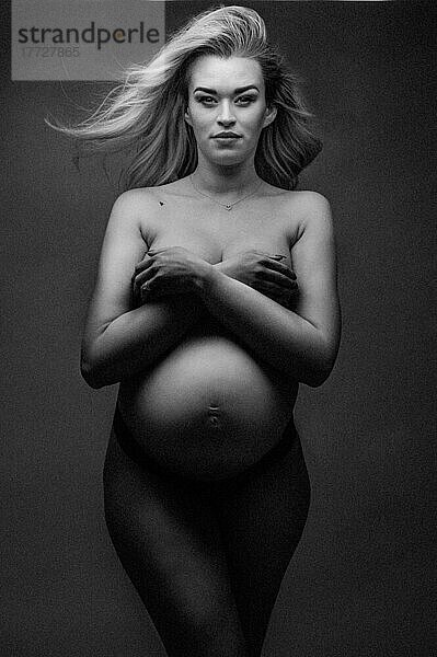 Künstlerische Aufnahme einer schwangeren Frau in einem Studio  Vereinigtes Königreich  Europa