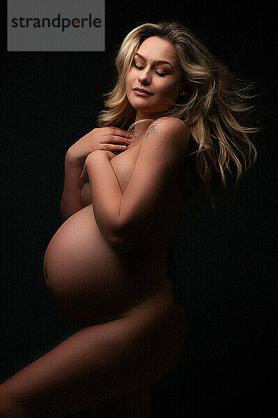 Künstlerische Aufnahme einer schwangeren Frau in einem Studio  Vereinigtes Königreich  Europa