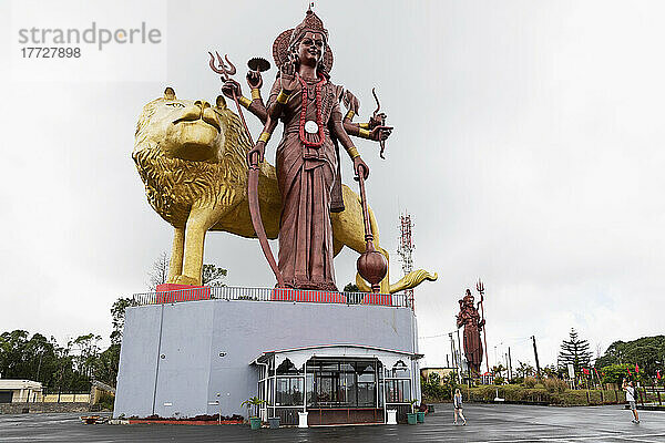 Statue der Hindu-Göttin Durga  108 Fuß hoch  mit ihrem Löwenfahrzeug Manastala  in Ganga Talao  Mauritius  Indischer Ozean  Afrika