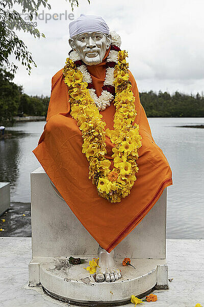Statue von Sai Baba von Shirdi  dem Guru und Fakir  auch bekannt als Shirdi Sai Baba  in Ganga Talao  Mauritius  Indischer Ozean  Afrika
