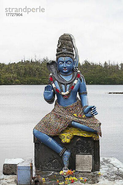 Statue von Vishnu  dem hinduistischen Gott mit Kobra und im Leopardenfell  in Menschengestalt als Krishna  in Ganga Talao  Mauritius  Indischer Ozean  Afrika