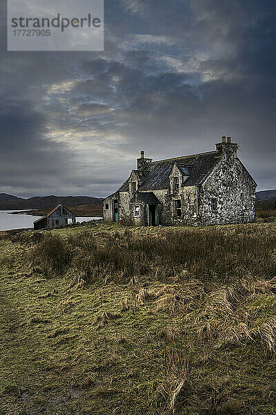 Verlassenes Croft-Haus mit Blick auf Loch Siophort und die Harris Hills  Isle of Lewis  Äußere Hebriden  Schottland  Vereinigtes Königreich  Europa