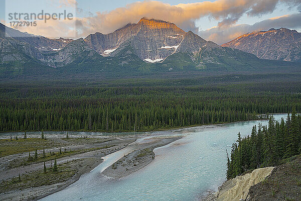 Mount Fryatt und der Athabasca River  Jasper Nationalpark  UNESCO-Weltkulturerbe  Alberta  Kanada  Nordamerika