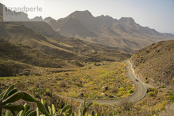 Blick auf Straße und Flora in bergiger Landschaft in der Nähe von Tasarte  Gran Canaria  Kanarische Inseln  Spanien  Atlantik  Europa