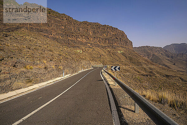 Blick auf die Straße in der bergigen Landschaft in der Nähe von Tasarte  Gran Canaria  Kanarische Inseln  Spanien  Atlantik  Europa
