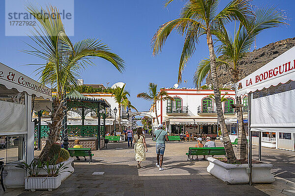 Blick auf Cafés und Geschäfte entlang der Promenade in der Altstadt  Puerto de Mogan  Gran Canaria  Kanarische Inseln  Spanien  Atlantik  Europa