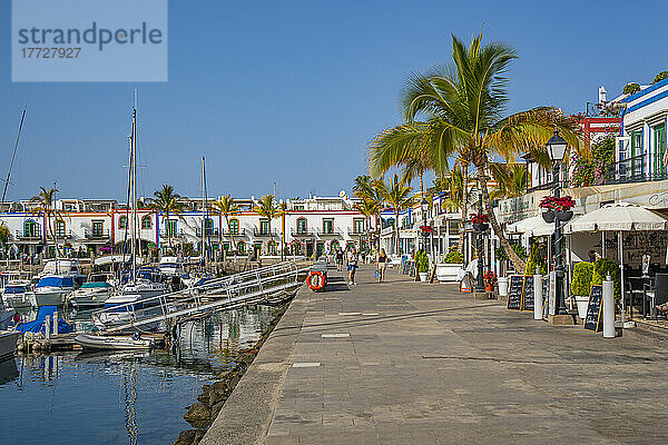 Blick auf Boote und farbenfrohe Gebäude entlang der Promenade in der Altstadt  Puerto de Mogan  Gran Canaria  Kanarische Inseln  Spanien  Atlantik  Europa