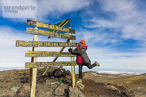 Frau war begeistert  dass sie es zum Uhuru Peak auf dem Kilimandscharo  UNESCO-Weltkulturerbe  Tansania  Ostafrika  Afrika geschafft hatte