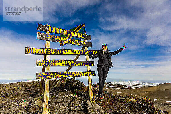 Frau war begeistert  dass sie es zum Uhuru Peak auf dem Kilimandscharo  UNESCO-Weltkulturerbe  Tansania  Ostafrika  Afrika geschafft hatte