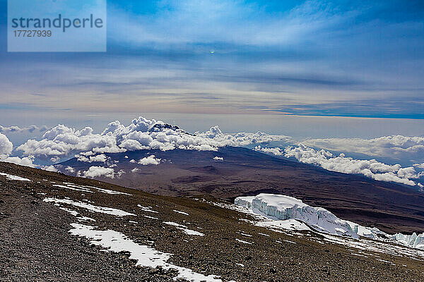 Gorgeous view of the snowy trail to Mount Kilimanjaro  UNESCO World Heritage Site  Tanzania  East Africa  Africa