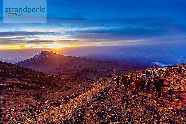 Wandern auf den Kilimandscharo bei Sonnenuntergang  UNESCO-Weltkulturerbe  Tansania  Ostafrika  Afrika