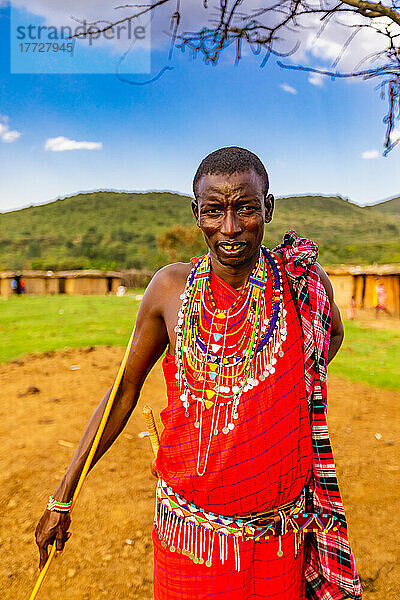 Massai-Einheimischer in seinem Haus  Masai Mara  Kenia  Ostafrika  Afrika