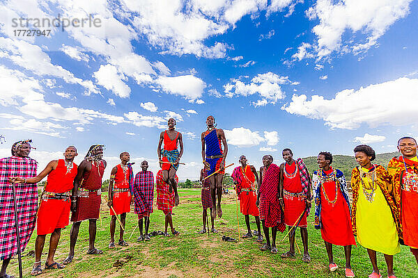 Massai-Einheimische tanzen  Masai Mara  Kenia  Ostafrika  Afrika