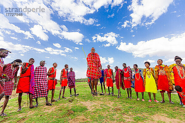 Massai-Einheimische tanzen  Masai Mara  Kenia  Ostafrika  Afrika