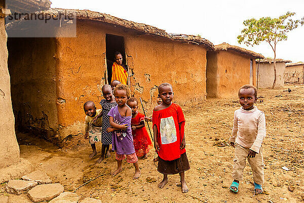 Einheimische Kinder in ihrem Zuhause  Masai Mara  Kenia  Ostafrika  Afrika