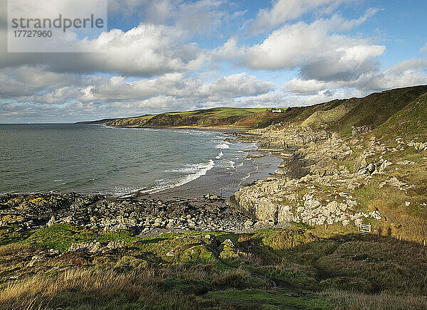 Zerklüftete Küste und Strand an der Killantringan Bay  Portpatrick  Dumfries und Galloway  Schottland  Vereinigtes Königreich  Europa