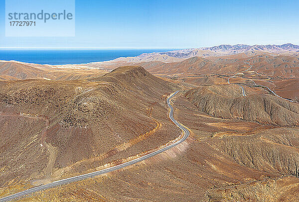 Kurvenreiche Straße durch die Vulkanlandschaft in Richtung Astronomisches Observatorium Sicasumbre  Fuerteventura  Kanarische Inseln  Spanien  Atlantik  Europa