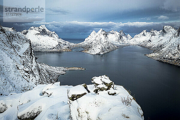 Luftaufnahme der Reine Bay und der schneebedeckten Berge im Winter  Nordland  Lofoten  Norwegen  Skandinavien  Europa