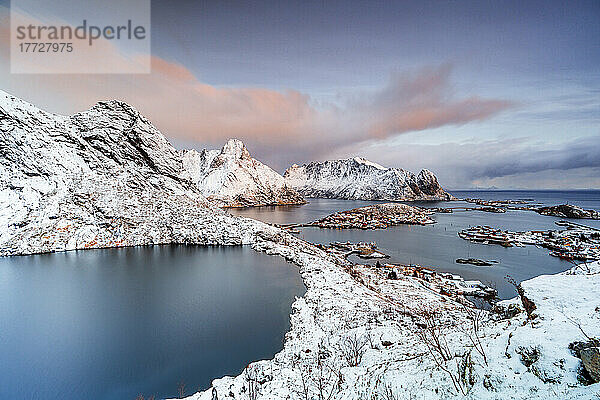 Luftaufnahme des zugefrorenen Sees Reinevatnet  der Reine Bay und des Olstind-Berges  der im Morgengrauen mit Schnee bedeckt ist  Lofoten-Inseln  Norwegen  Skandinavien  Europa
