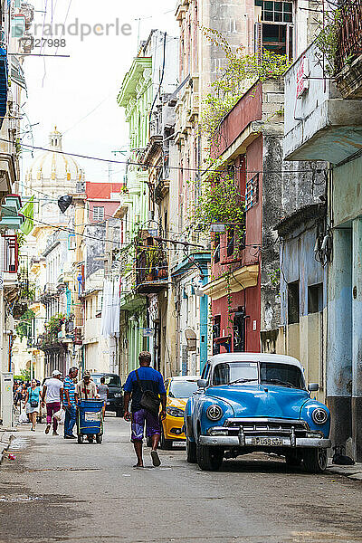 Blauer amerikanischer Oldtimer auf einer belebten Straße  Havanna  Kuba  Westindische Inseln  Mittelamerika