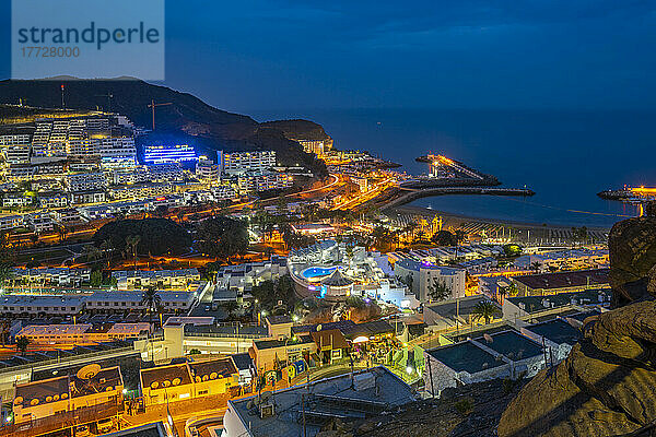 Blick auf Puerto Rico von erhöhter Position in der Abenddämmerung  Playa de Puerto Rico  Gran Canaria  Kanarische Inseln  Spanien  Atlantik  Europa