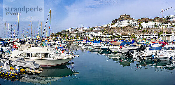 Blick auf Hafen  Boote und Stadt  Playa de Puerto Rico  Gran Canaria  Kanarische Inseln  Spanien  Atlantik  Europa