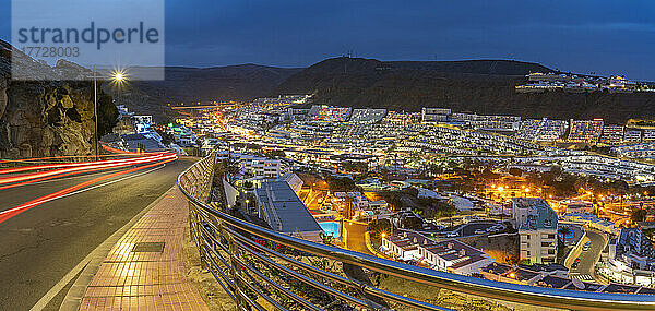 Blick auf Puerto Rico von erhöhter Position in der Abenddämmerung  Playa de Puerto Rico  Gran Canaria  Kanarische Inseln  Spanien  Atlantik  Europa