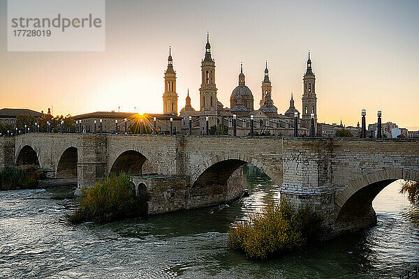 Kathedrale Basilica del Pilar mit Steinbrücke über den Fluss Ebro  Zaragoza  Aragon  Spanien  Europa