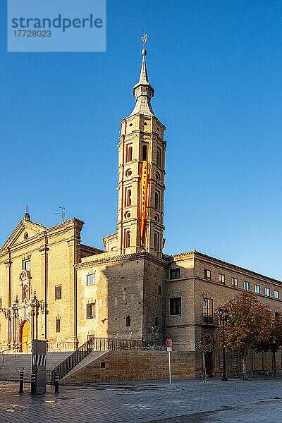 Kathedrale von Salvador an einem sonnigen Tag  Zaragoza  Aragon  Spanien  Europa