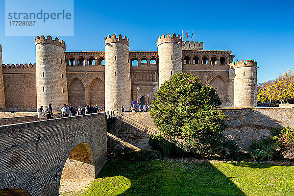Aljaferia befestigter mittelalterlicher islamischer Palast von außen  Zaragoza  Aragon  Spanien  Europa