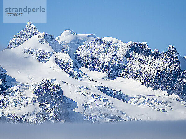 Nebel verdeckt die schroffen Berge und Gletscher der Südseite der Küste Südgeorgiens  Südgeorgiens  des Südatlantiks und der Polarregionen