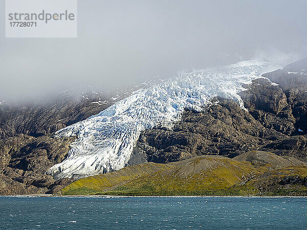 Eis- und schneebedeckte Berge mit Gletschern in der King Haakon Bay  Südgeorgien  Südatlantik  Polarregionen